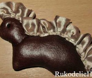 Новогодний дракончик из кожи